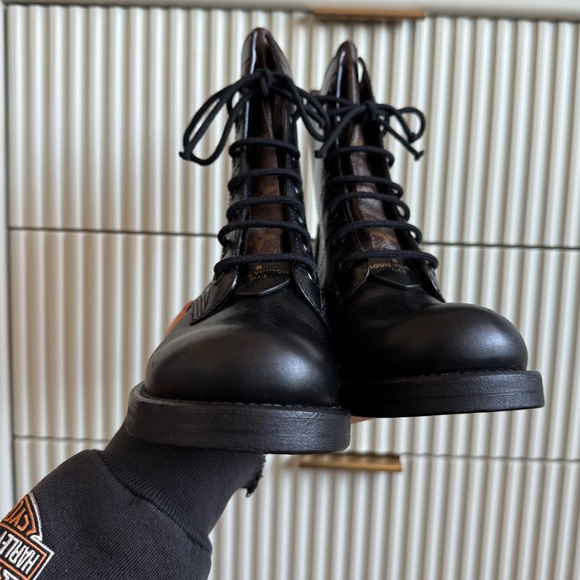 Louis Vuitton Paris Metropolis Flat Ranger Boots 
Size 36 - Picture 8 of 9